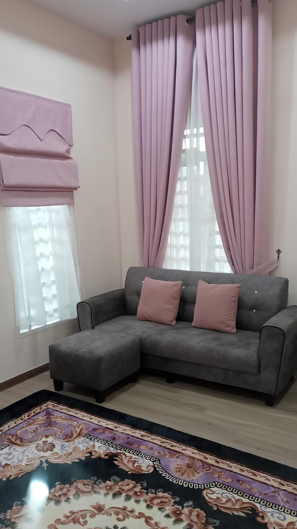 Ruang tamu luas dan selesa di Tuah Cemerlang Homestay Kedah dengan kerusi empuk dan hiasan moden