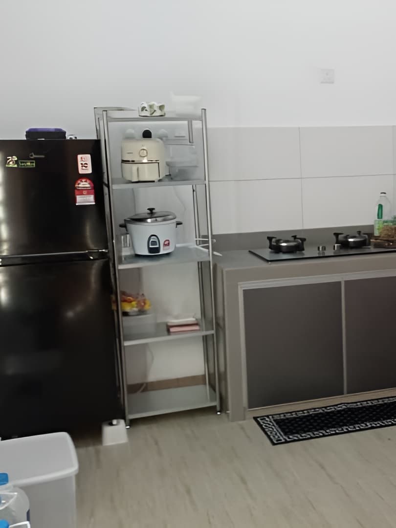 Dapur lengkap dengan kemudahan memasak moden di homestay keluarga Pokok Sena Kedah