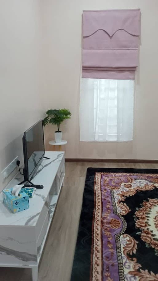 Ruang tamu homestay dengan pemandangan indah dan suasana kampung yang nyaman di Kedah